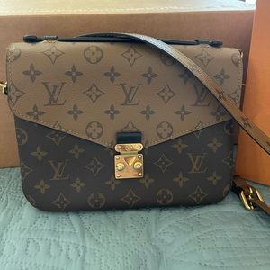Louis Vuitton Pochette Metis Reverse in monogram canvas circa 2019